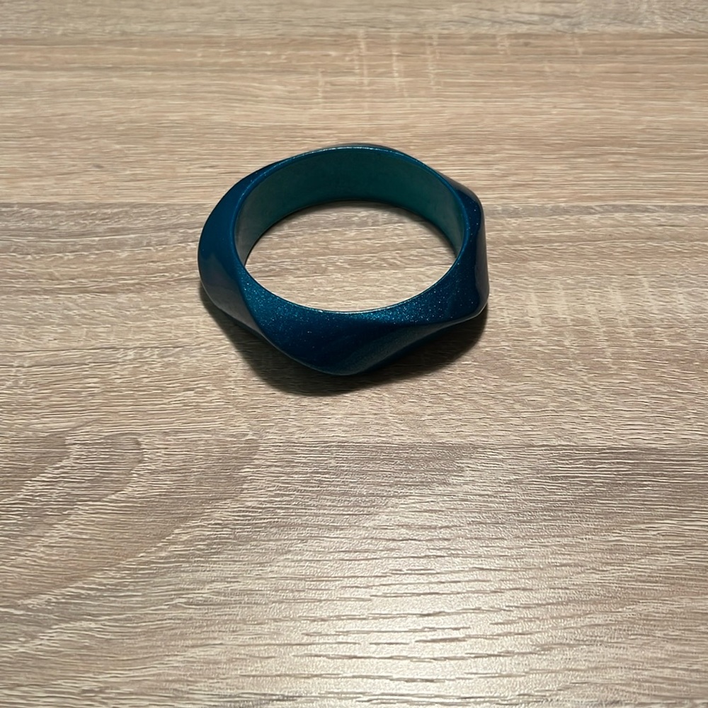 Turquoise bracelet with twist detail